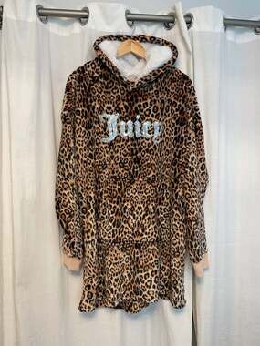Juicy Couture Leopard Print Sherpa Hoodie
Loungewear
Y2K
Cozy